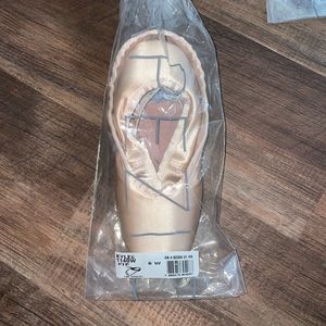 Kylee capezio pointe shoes size: 8w
1140W